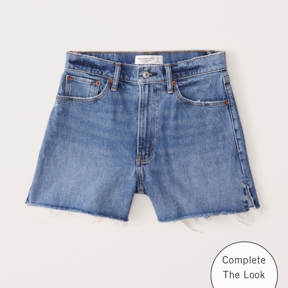 NWOT Abercrombie Curve Love High Rise 4 Inch Mom Shorts - Size 30